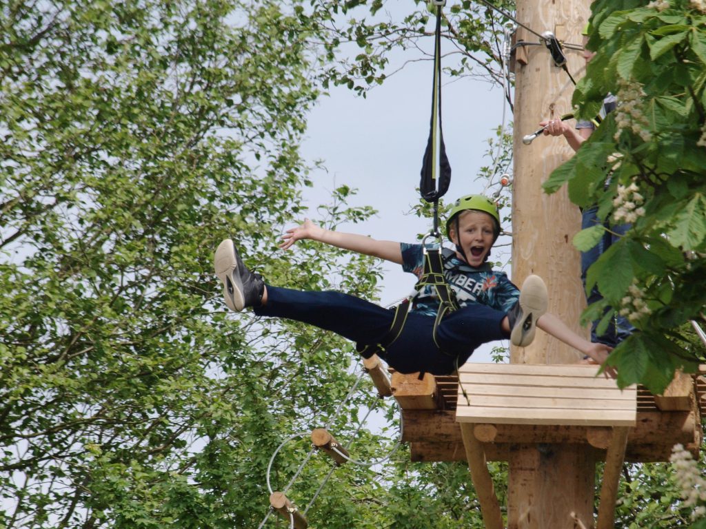 Jongen op kabelbaan (zipline) in de KlimVallei.